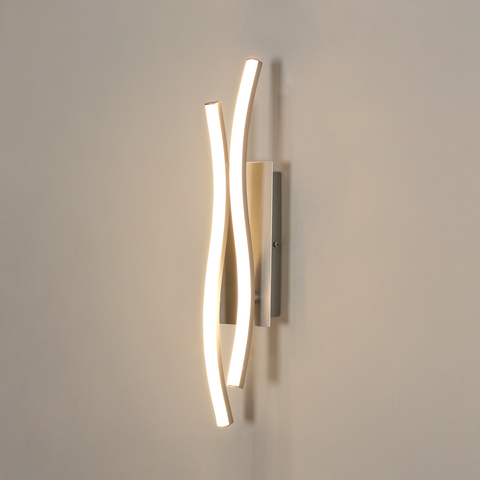 Wandleuchte – silberner Aluminiumrahmen, warmes Licht