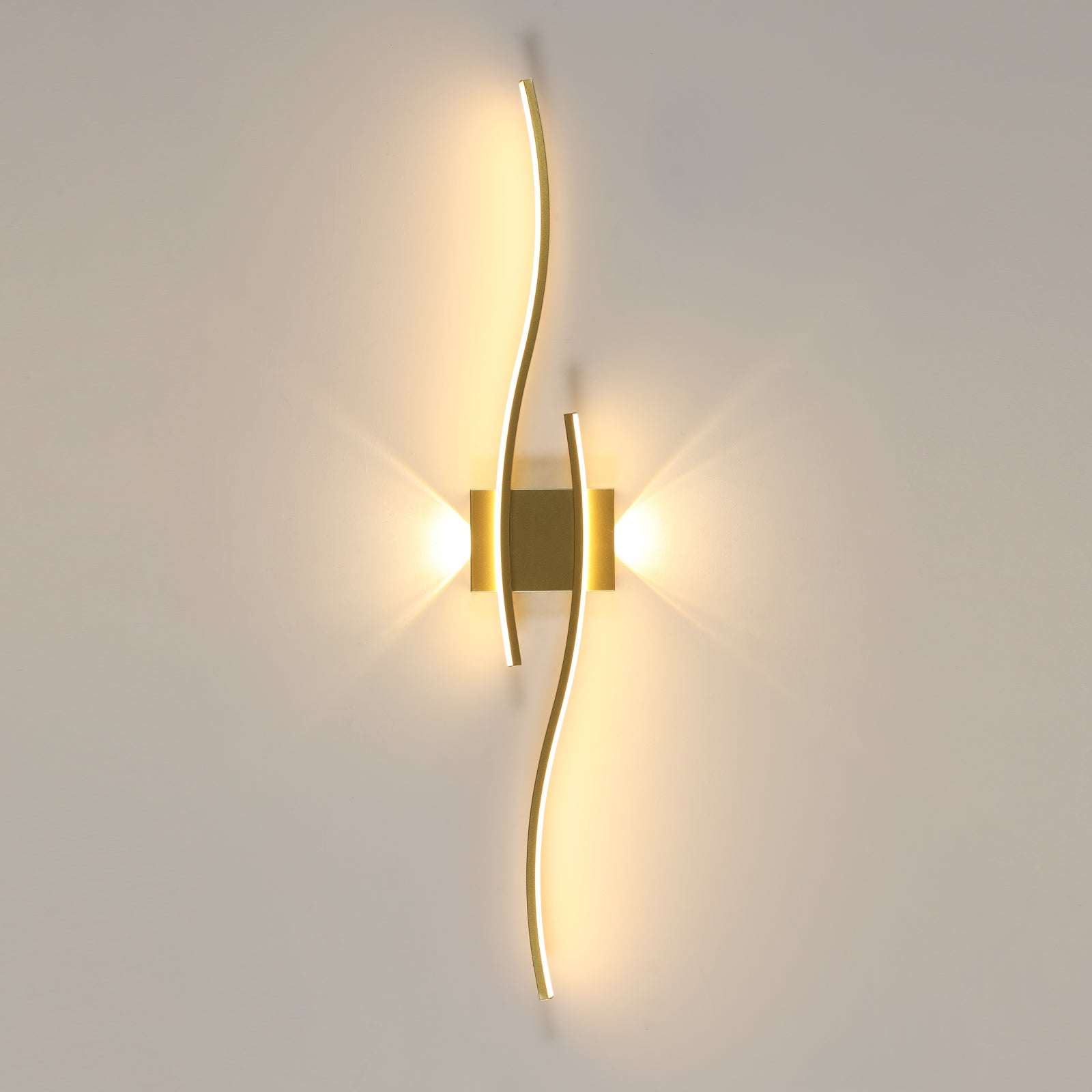 Wandleuchte – Goldener Aluminiumrahmen, warmes Licht