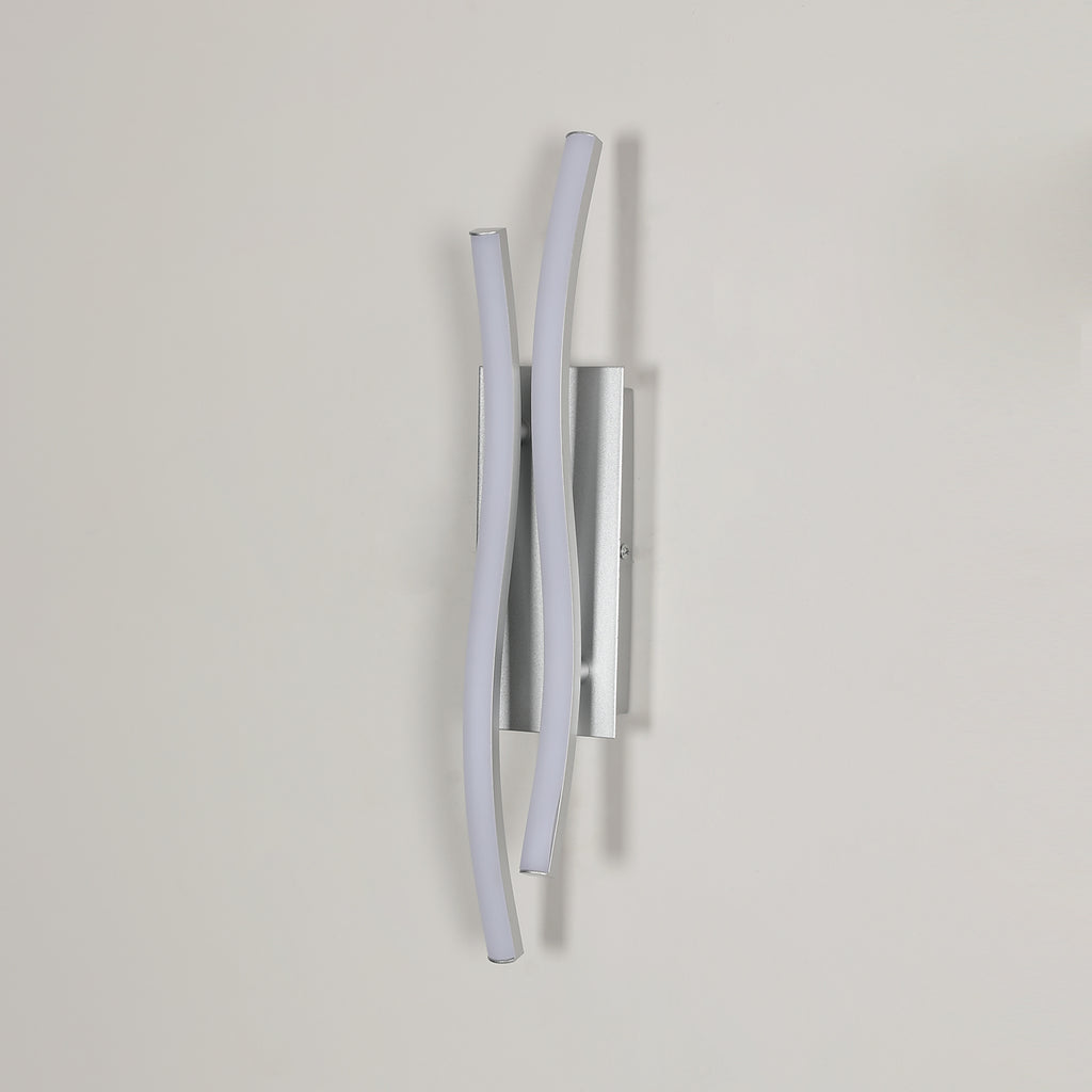 Wandleuchte – silberner Aluminiumrahmen, warmes Licht