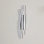 Wandleuchte – silberner Aluminiumrahmen, warmes Licht