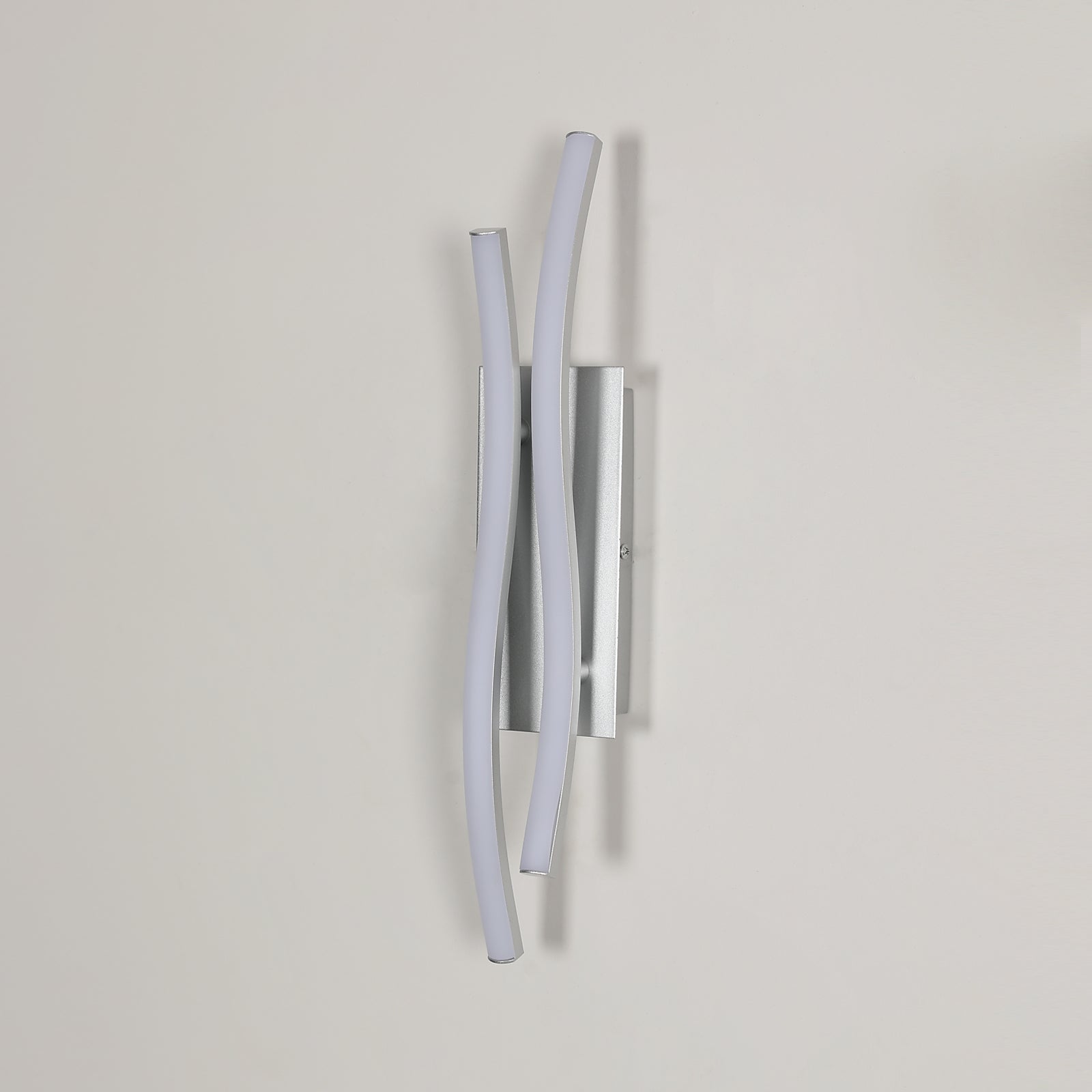 Wandleuchte – silberner Aluminiumrahmen, warmes Licht