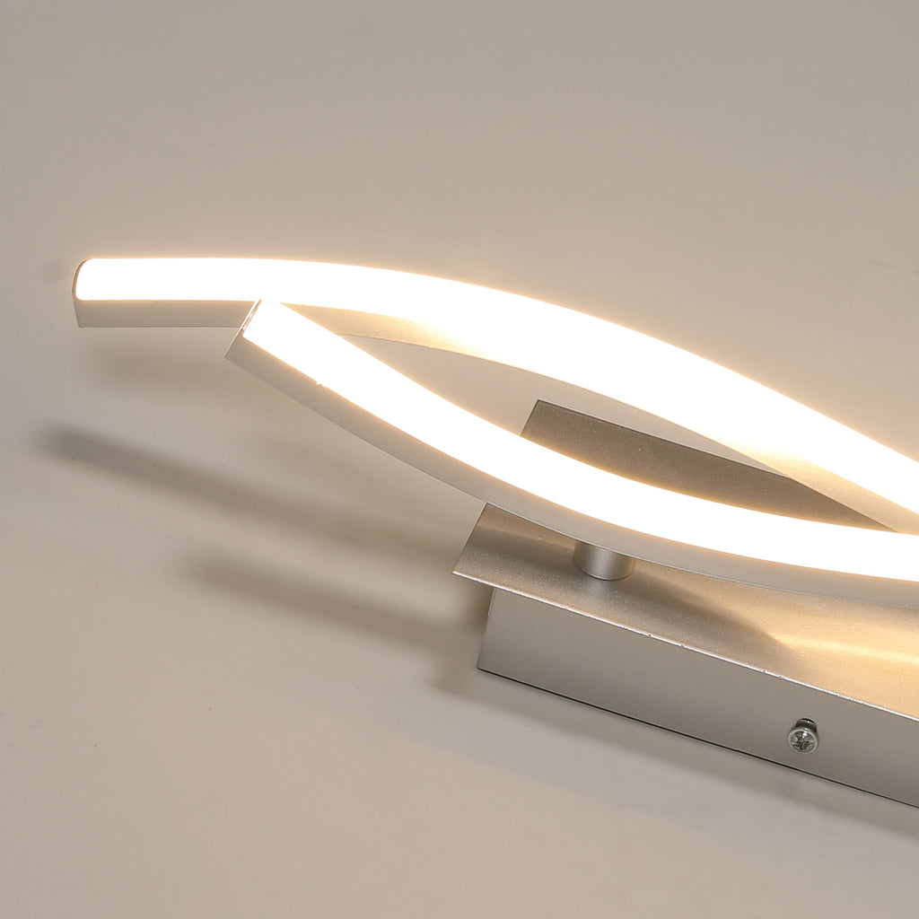 Wandleuchte – silberner Aluminiumrahmen, warmes Licht