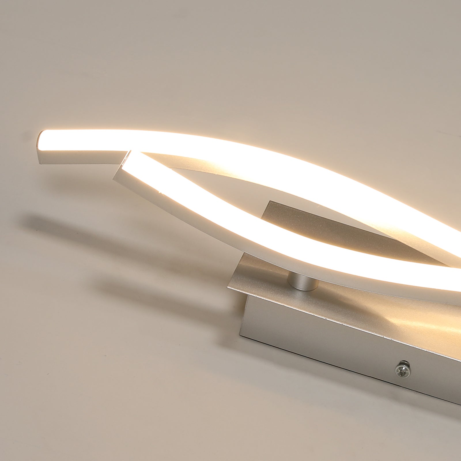 Wandleuchte – silberner Aluminiumrahmen, warmes Licht