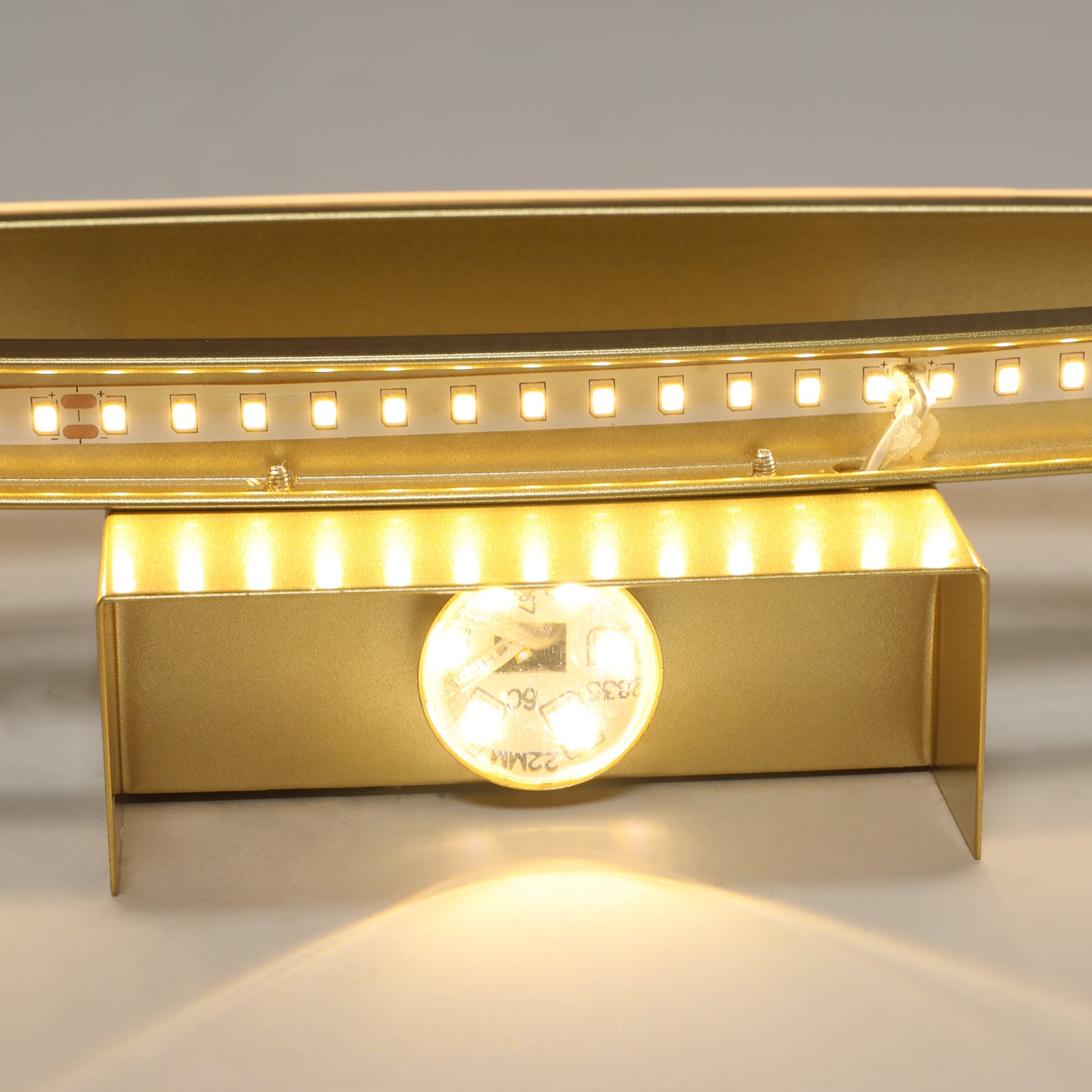Wandleuchte – Goldener Aluminiumrahmen, warmes Licht