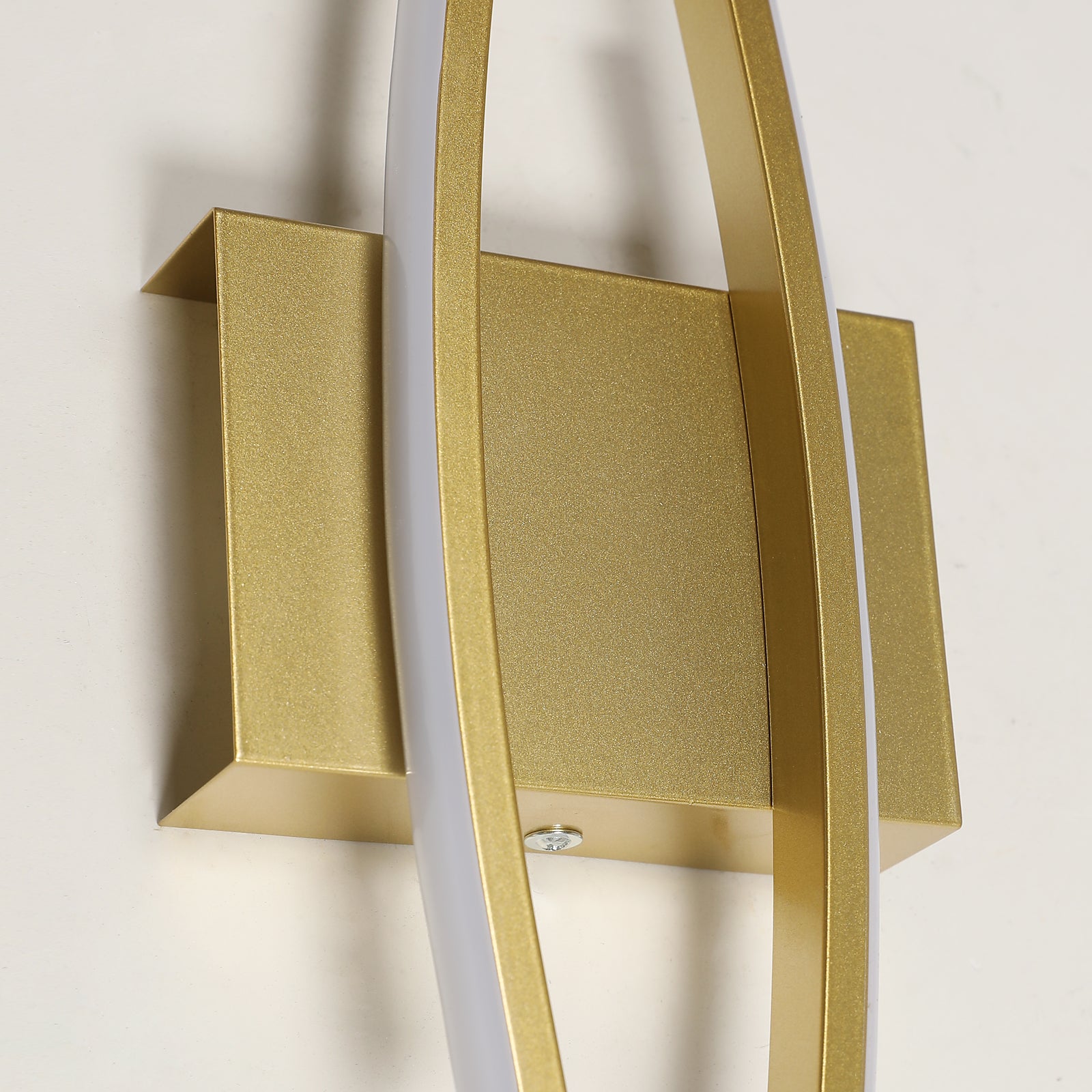 Wandleuchte – Goldener Aluminiumrahmen, warmes Licht