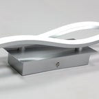 Wandleuchte – silberner Aluminiumrahmen, weißes Licht